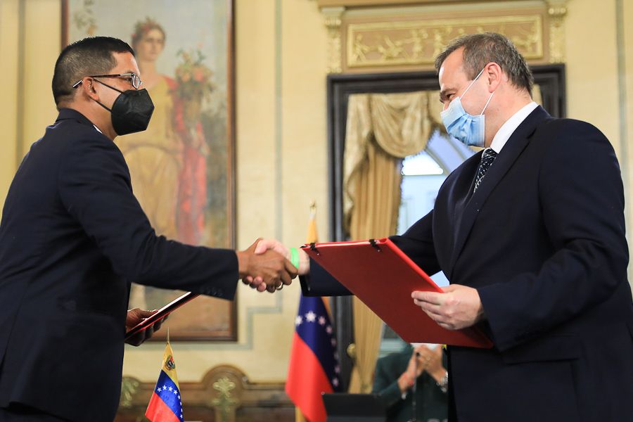 NicolasMaduro's tweet photo. Hoy #17Dic, hemos firmado con Belarús cinco documentos de cooperación en las áreas de seguridad ciudadana, industria, minería, transporte, vivienda, alimentación, agricultura y petroquímica. Estamos dando pasos acertados para los nuevos proyectos que nos permitan avanzar. https://t.co/os3RW2CI0M