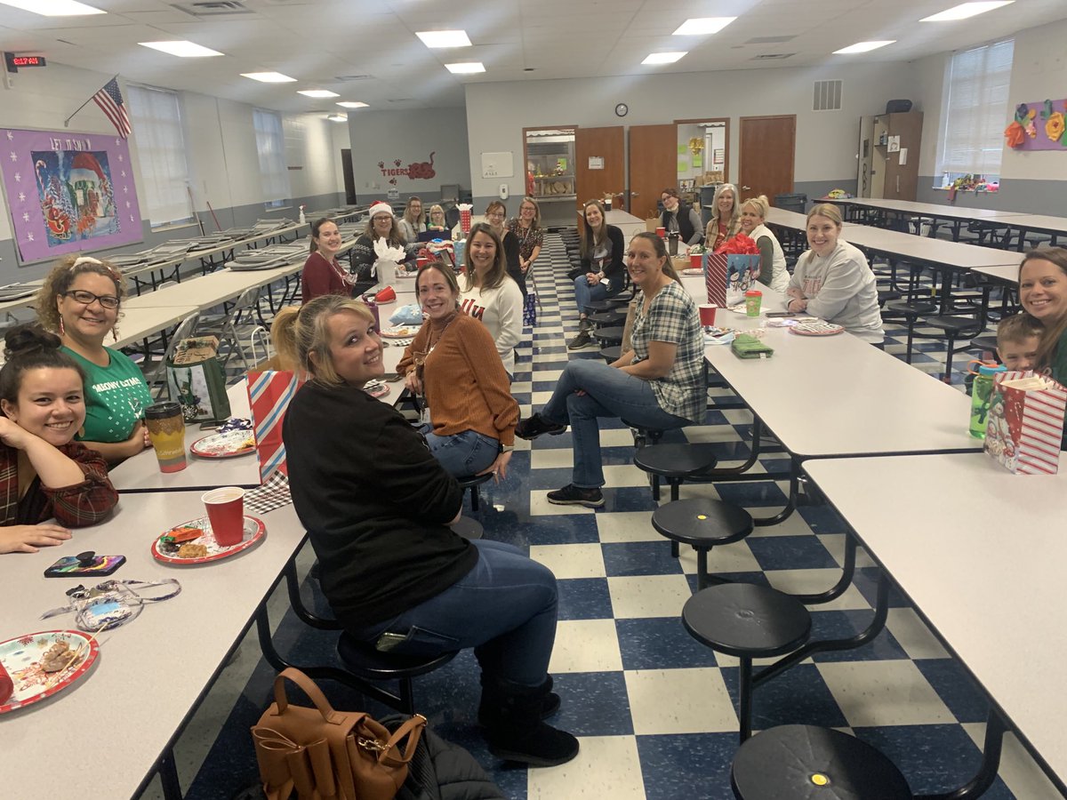 lasala_angie's tweet photo. Started off the morning with the Secret Santa breakfast. ⁦@RaymoreTigers⁩ https://t.co/zFCRG4vjhm