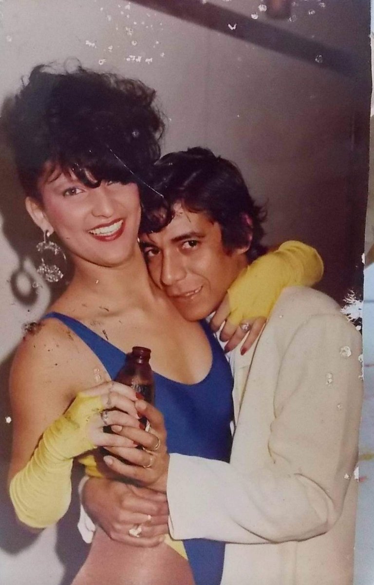 djguiferrera's tweet photo. Minha mae nos anos 90 era passista da beija flor e pegava o Zeca Pagodinho https://t.co/v947Hv7Xvk