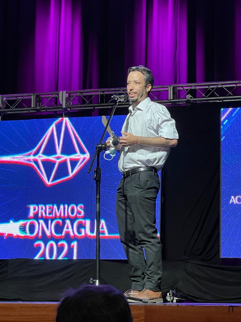 FedericoCroce's tweet photo. Felicitaciones @Icardipablo! Coherente, laburador, tremendo periodista y gran persona. Es hermoso trabajar con vos! #MejorAnalistaPolitico @PremiosAconcagu @mdzol @mdz_radio https://t.co/zRRN013Sf9
