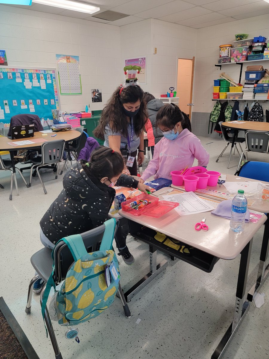 JuliaReichel3's tweet photo. Students had a great time collaborating today to complete an animal sort. Students had to decide if they would sort the animals by movement or coverings! They did an amazing job! https://t.co/e9TetszJ7R