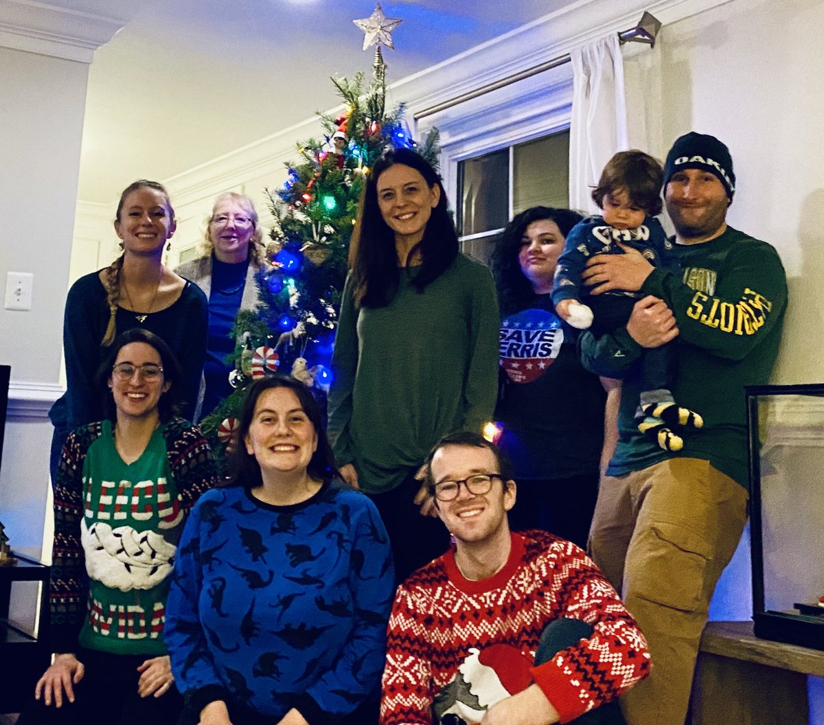MicrobiaLoop's tweet photo. Happy Holidays from our lab fam to yours! 🎄🌊🧫🔬🦠 ⁦@JordanASims_⁩ ⁦@berger_lex⁩ https://t.co/vzywnvprBu