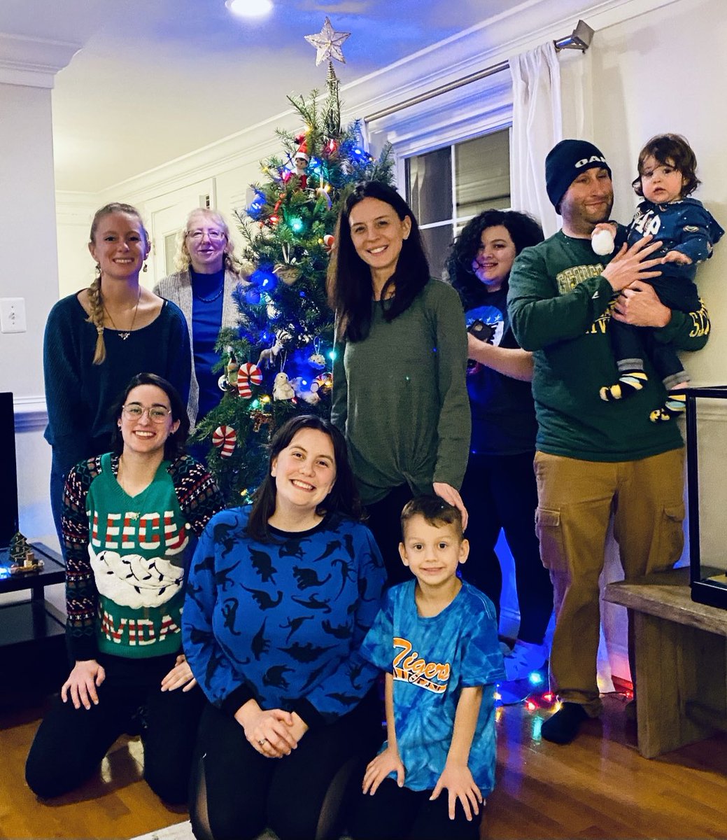 MicrobiaLoop's tweet photo. Happy Holidays from our lab fam to yours! 🎄🌊🧫🔬🦠 ⁦@JordanASims_⁩ ⁦@berger_lex⁩ https://t.co/vzywnvprBu