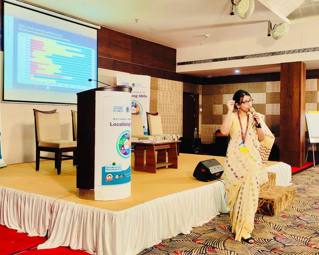 NITIAayog's tweet photo. #Kerala retains the forerunner 🥇position in the #MultidimensionalPovertyIndex & #SDGIndiaIndex by effectively localising #SDGs through the robust #LocalSelfGovernments.
@SanyuktaSam1 participated in #SDGWorkshop, briefed Chief Secy and @CMOKerala on the #MPI and #SDGIndiaIndex. https://t.co/EcsZbD2f2R