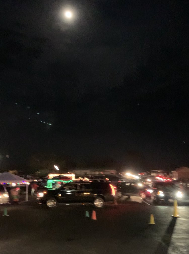 FPSBillieKids's tweet photo. Thursday night the FPS staff hosted its 1st Winter Wonderland drive thru. The excitement on the kids and parents faces was the best! This is why we do what we do…for the ❤️ of kids! #FPSPride 🐏#ForTheLoveOfKids #SmilesOnFaces 😀 @FISDBILLIES https://t.co/vfrXX8UfVJ