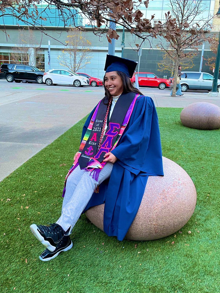 yaotl_59's tweet image. Congratulations to mi chiquita hermosa @tziluetzcayotly on graduating today! 🥳🎓 I’m proud of you &amp;amp; excited for your next adventures. I love you, daughter 💜💗 #ΣΛΓ #GammasGraduate #NoCreasesHere