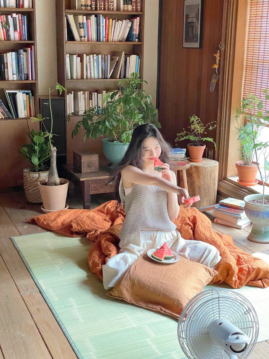 PARTSOOYOUNG's tweet photo. ⠀⠀⠀
⠀⠀⠀
Happy weekend, guys. 
Don't forget to always eat some fruit, because it's good for your health. I have a watermelon here, would you like one? 🍉🫖💚
⠀⠀⠀
⠀⠀⠀ https://t.co/ap4riHrdRe