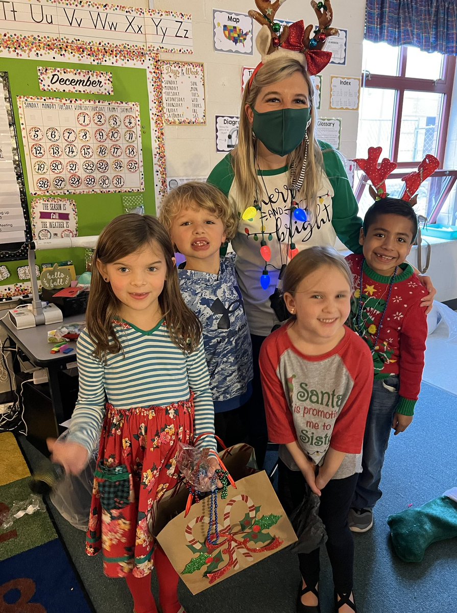 DrKarenReach's tweet photo. WE 💜 our Woodland Students!  Celebrating this holiday season together with a special Red ❤️ &amp; Green 💚 Day! #HappyHolidays2021 @Woodland_JCS @woodlandptajc @jcityTNschools https://t.co/TrgIIK1DgX