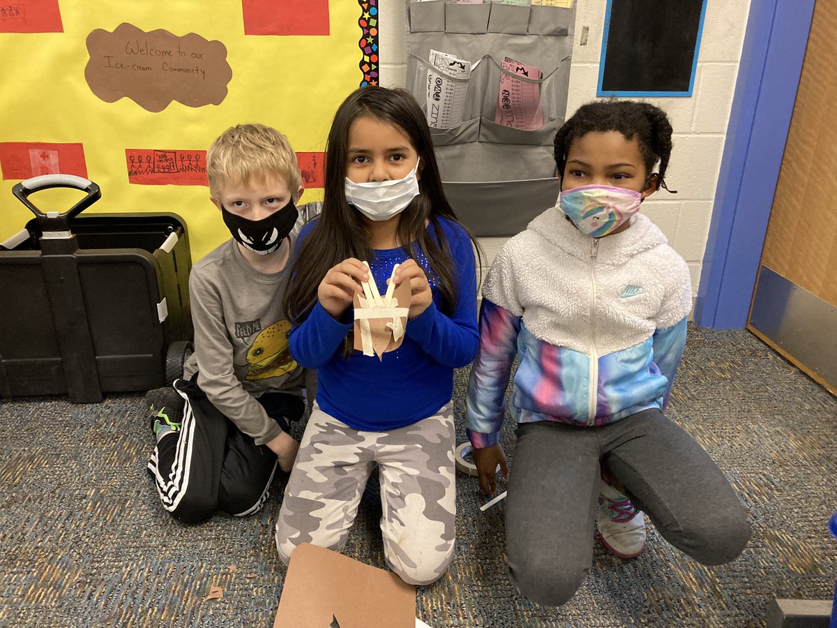 FlackCindy's tweet photo. This week was our Gingerbread themed week. Here are some pics of our STEM activities... @VanAllen_ICCSD  #VanAllenPride https://t.co/sLfiXS7SOB