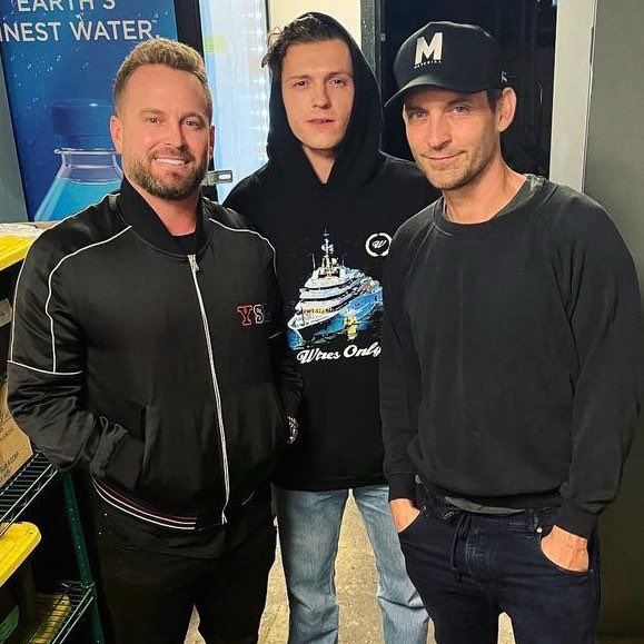 Cinematic_Hub's tweet photo. New picture of Tobey Maguire and Tom Holland together with a fan! https://t.co/xUbHNWKOcC