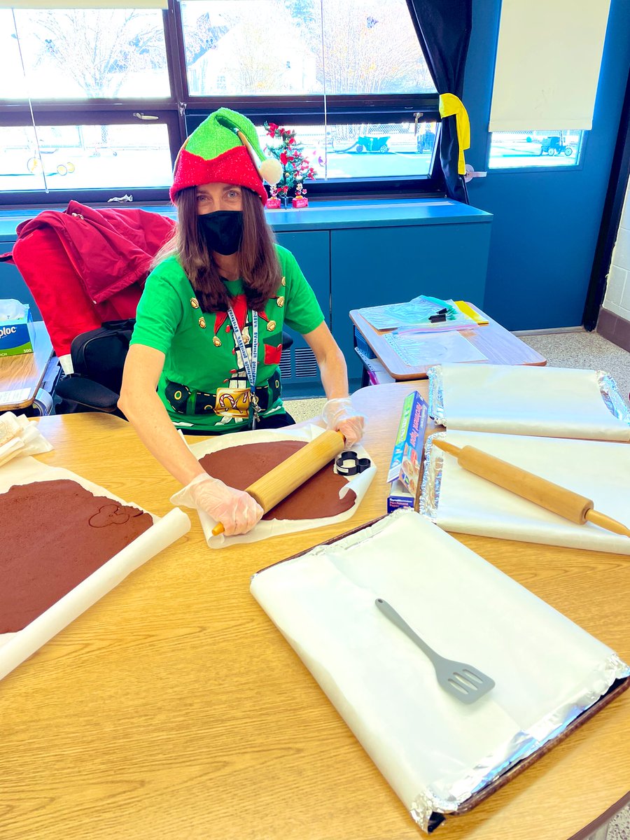 RedMillMickeys's tweet photo. We had fun making the best smelling cinnamon Mickey ornaments! @RMESPrincipal @NclKeros #RedMillRocks https://t.co/5Dqv5niIzU
