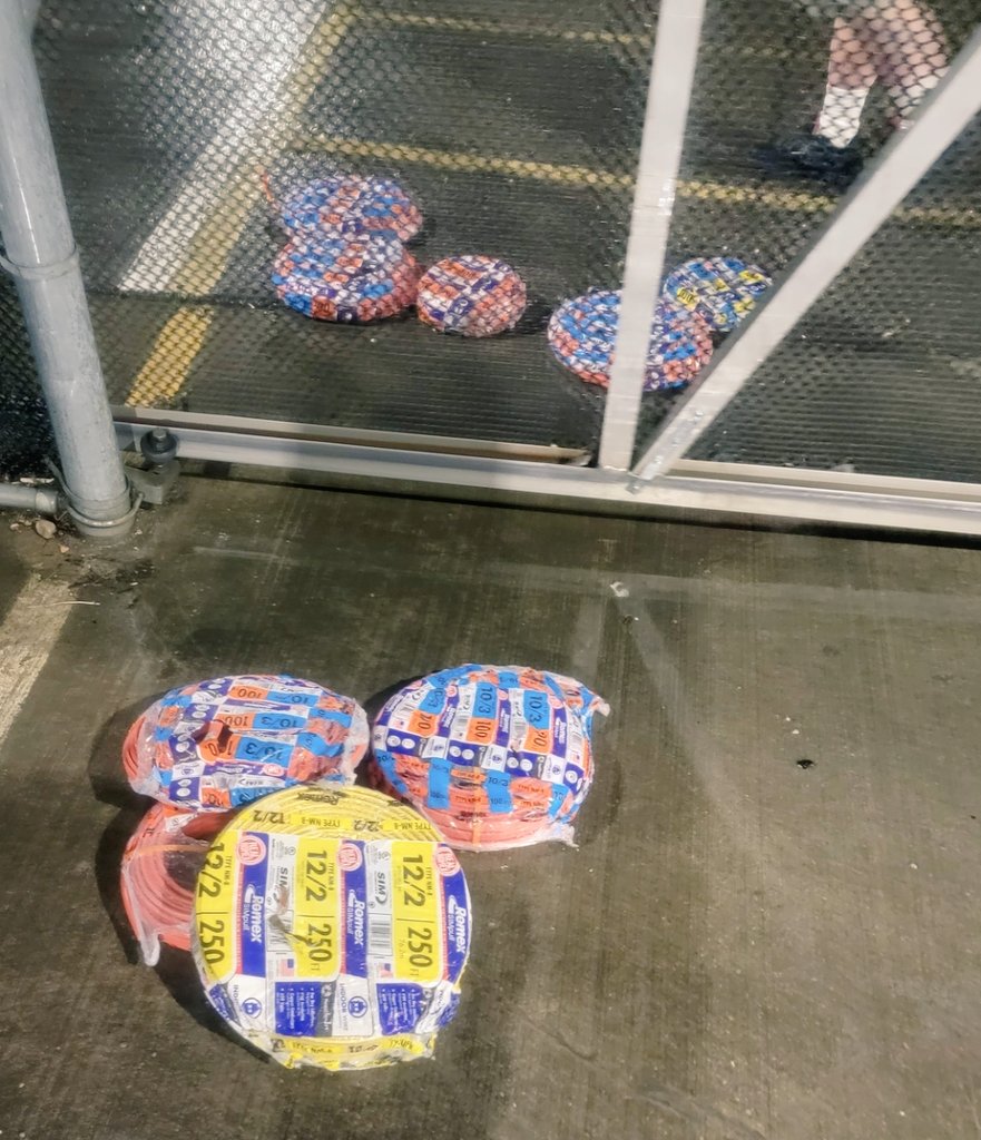 GraceAtLowes's tweet photo. STELLAR RWD from our amazing Pro Cashier Sarah and Appliance Specialist Mikki!! Excellent vigilance and customer service from all areas of the store, resulting in this $2500+ recovery!! Way to go!!! #Lowes #NotInOurHouse https://t.co/pf7NhCm9eS