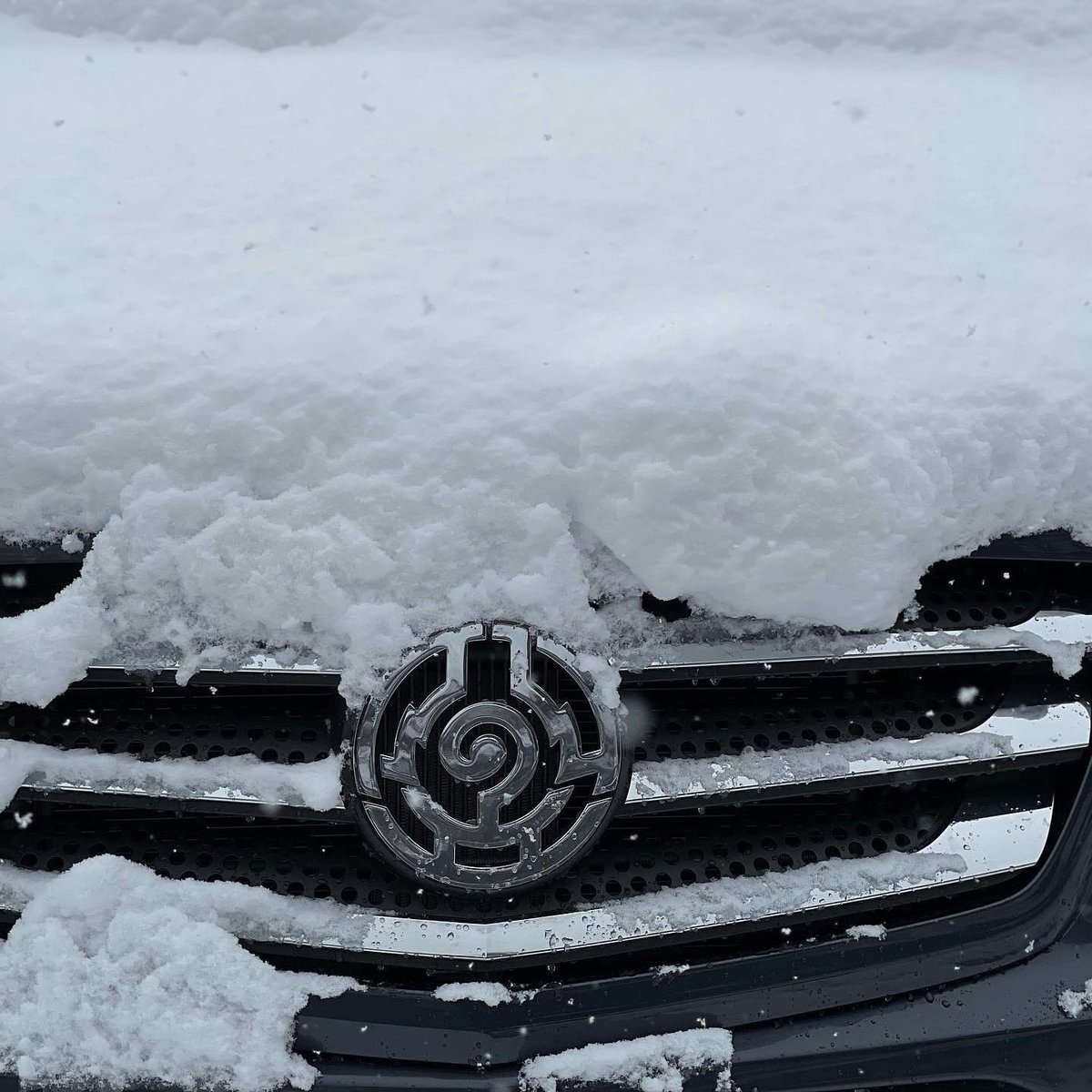 mobile_temple's tweet photo. 初雪と動くお寺
たのもしいです
この車両をゆずってくださった方がすでにスタッドレスタイヤを６輪に装着してくれています。何から何までありがとうございます。 https://t.co/cViRpFKTpr