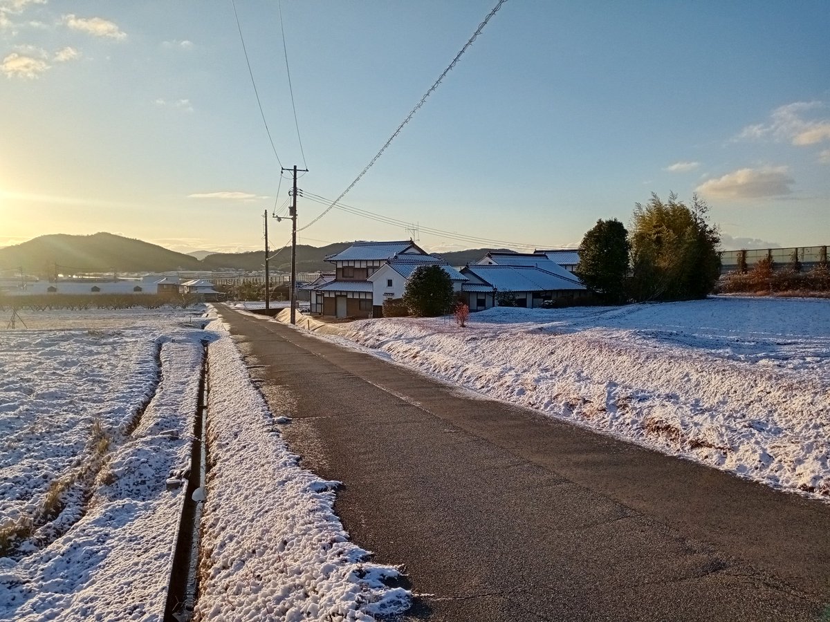 THEpeww's tweet photo. First snow of the year. #winter is coming https://t.co/n6e3mw3kau