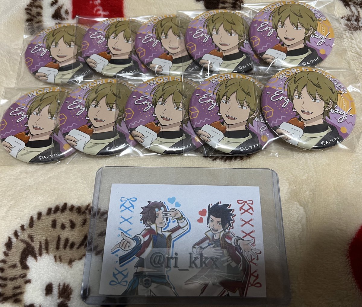 ri_kkx's tweet photo. 譲渡
ワールドトリガー
ENJOY HOLIDAY!
缶バッジ 出水 二宮
求：各定価+送料
出水はまとめてのみ。単品譲渡の場合二宮は2点につき同種東(缶各350/アクスト各550)の同数引き取り必須
まとめて決めたいため、全て纏めての場合は送料半額程負担致します。検索からもお気軽にお声掛けください。 https://t.co/rWlCejpWUH