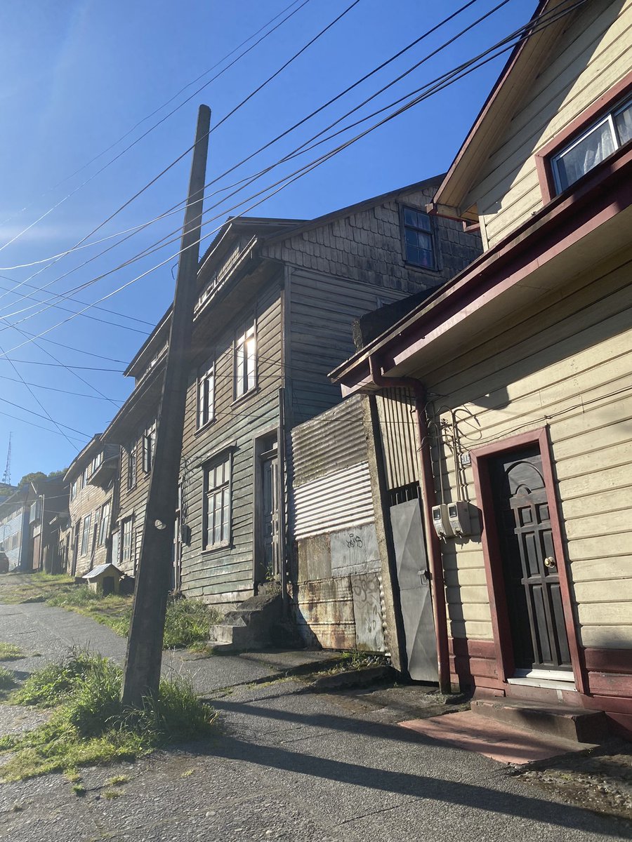 La_Katute's tweet image. Buenas , me indicador que con ustedes hay que ver el tema de remover un poste que no tiene utilidad y mas bien es un peligro ⚠️ por su estado , calle Vicente Pérez rosales #telefonicadelsur