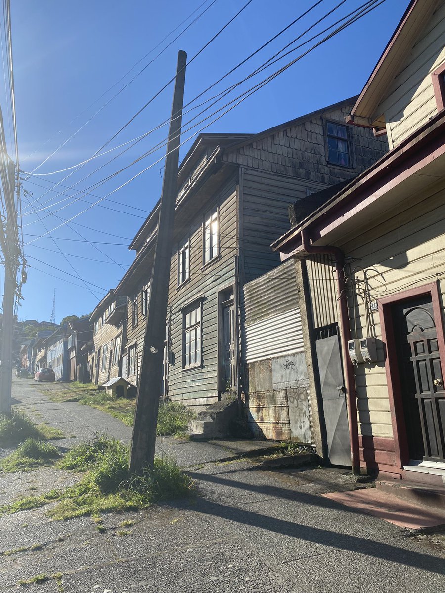 La_Katute's tweet image. Buenas , me indicador que con ustedes hay que ver el tema de remover un poste que no tiene utilidad y mas bien es un peligro ⚠️ por su estado , calle Vicente Pérez rosales #telefonicadelsur