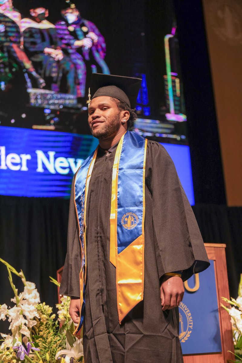 SanJoseStateFB's tweet photo. This is what it's all about 🎓

#SpartanUp | #ClimbTheMountain https://t.co/T94pnFjwjp