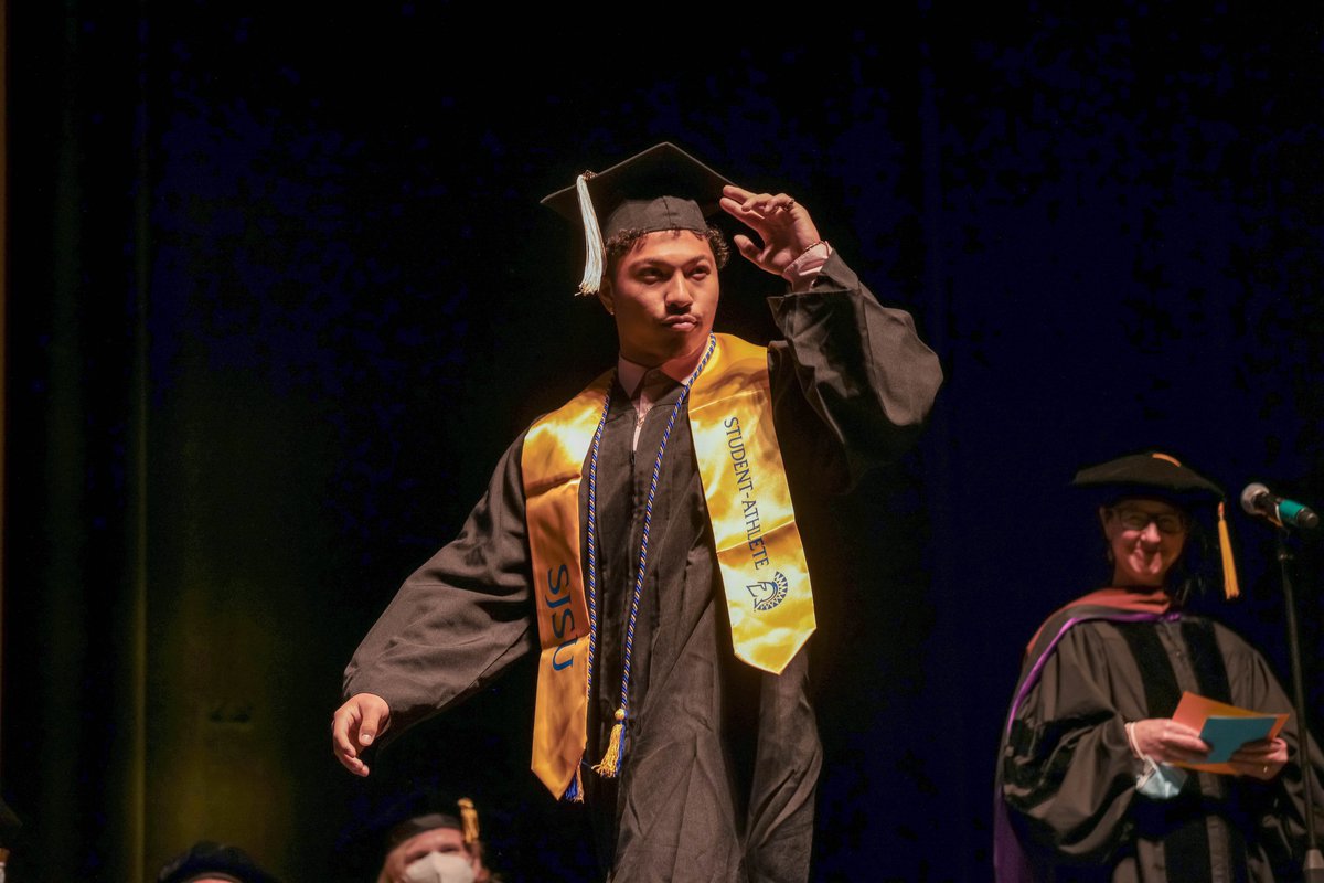 SanJoseStateFB's tweet photo. This is what it's all about 🎓

#SpartanUp | #ClimbTheMountain https://t.co/T94pnFjwjp