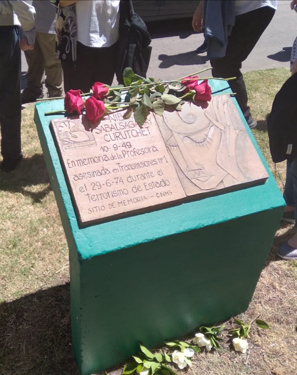 VeronicaRF1212's tweet photo. Hoy se colocó una placa en memoria de Nibia Salabalsagaray  Profesora de Literatura, la torturaron hasta la asfixia con tan solo 24 años, fue en la madrugada del 29 de junio de 1974.
La placa se colocó donde fue asesinada Batallón de Ing. N°5
💔🇺🇾🕊️ https://t.co/mSaEirAzwV