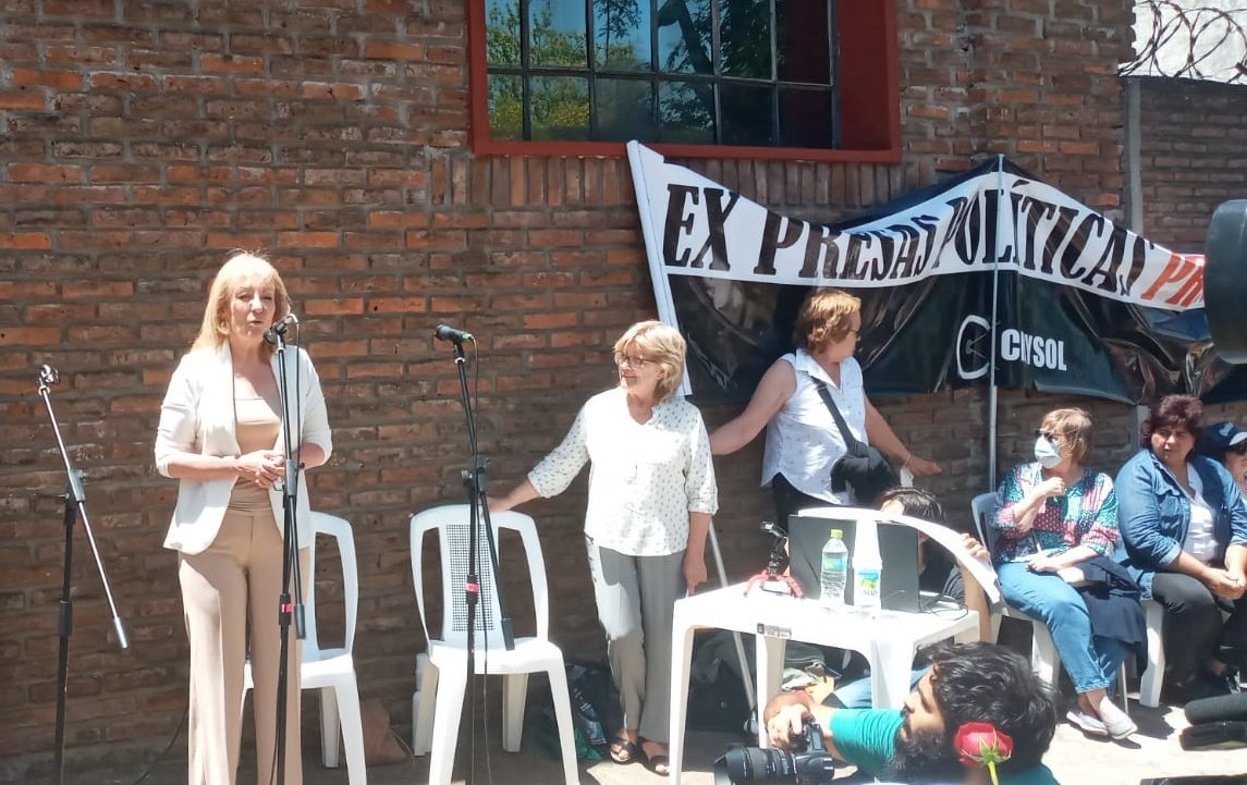VeronicaRF1212's tweet photo. Hoy se colocó una placa en memoria de Nibia Salabalsagaray  Profesora de Literatura, la torturaron hasta la asfixia con tan solo 24 años, fue en la madrugada del 29 de junio de 1974.
La placa se colocó donde fue asesinada Batallón de Ing. N°5
💔🇺🇾🕊️ https://t.co/mSaEirAzwV
