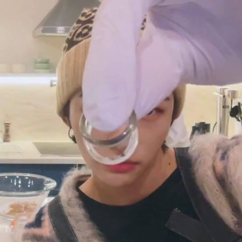 FLXCentral's tweet photo. Remember when Hyunjin showed his homaika rings? he mentioned that he had bought 4 (2 pairs), since he knew they would be out of stock... and look who has the other pair. 🤍🐣🥟

cr. littlestarskz

#FELIX #필릭스 #フィリックス @Stray_Kids 스트레이 키즈 필릭스 #Hyunjin https://t.co/q6Bkb6OqNp