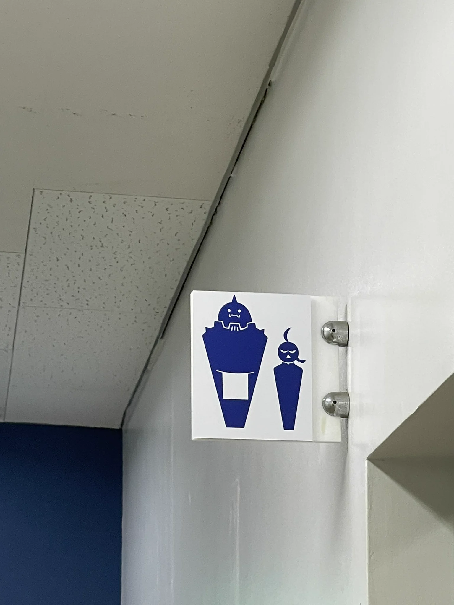 こんな所も凝っている？ハガレン展のトイレ案内www