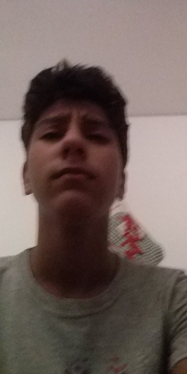 ElvaLacoMAn's tweet photo. Wacho juntada gangosa de mierda me están sacando el celular gente de mierds. *Cara de sufrimiento https://t.co/Tip0W8TYx2