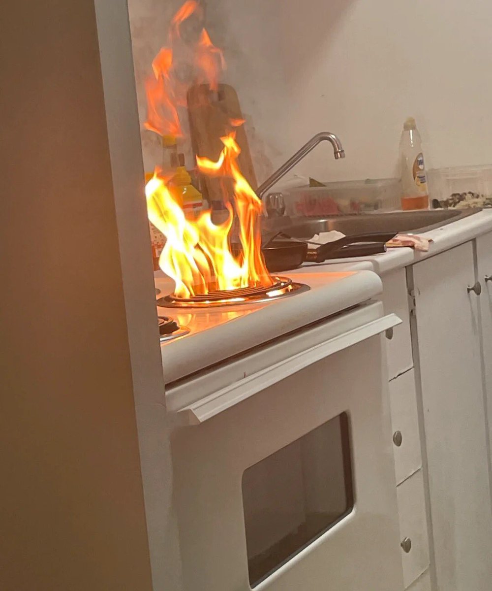 Eileen_llin's tweet photo. Almost burned the kitchen down.😡😡😡 https://t.co/rZRPGQYzRz