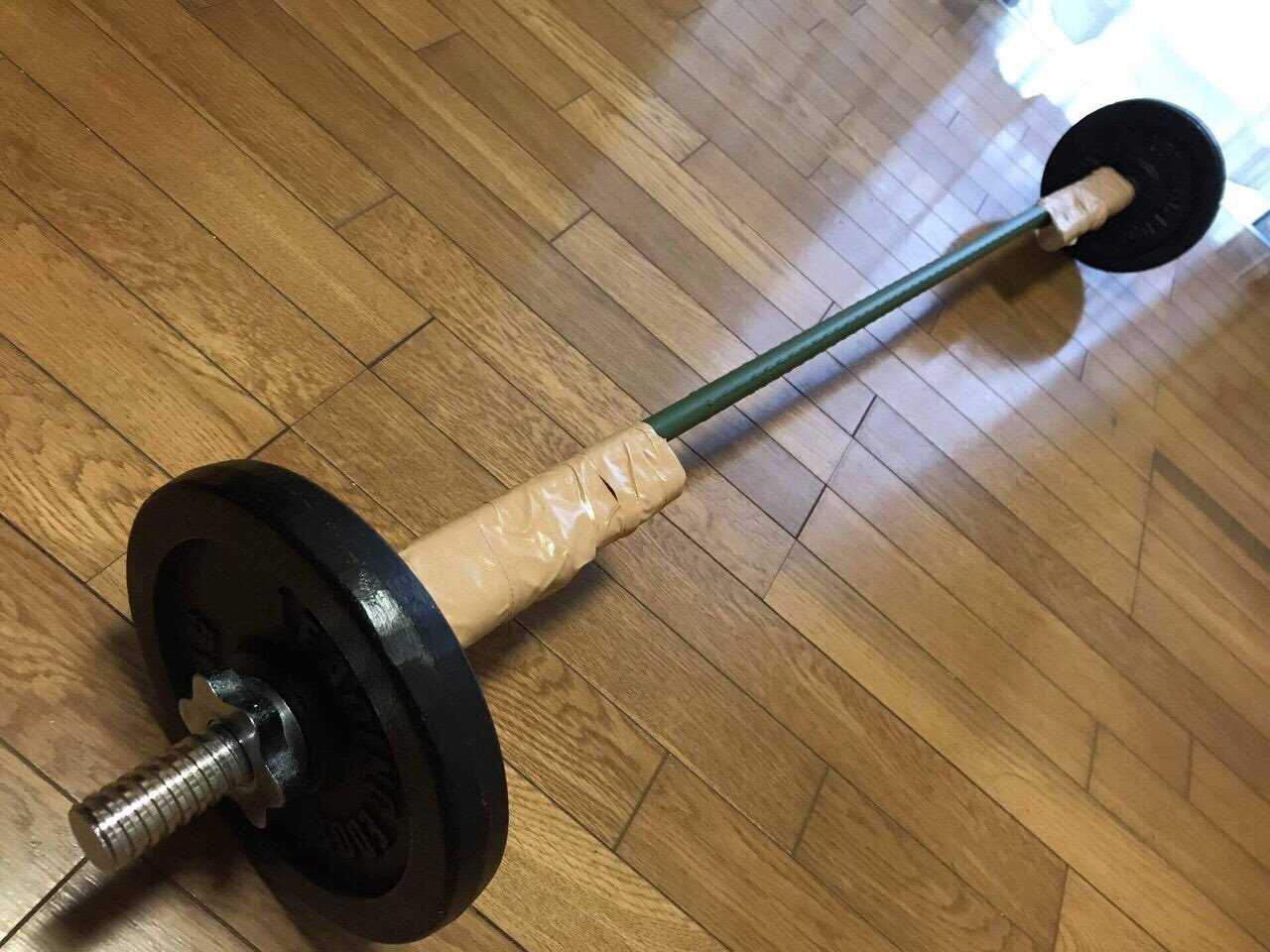 Tomo 目指せベストボディ コロナでジムに行けなくなった時 棒と ガムテープと 壊れたダンベルで バーベル作ったなぁ さすがに危ないのでやめました おはようございます 筋トレ 初心者 ウェイトトレーニング バーベル 手作り 園芸用