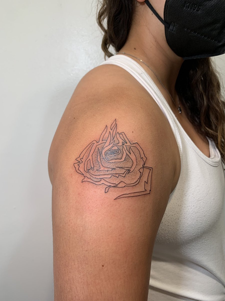 letthemseeurise's tweet photo. I’ve always said these books have my whole heart, and now they have a part of my arm too 😍😍 @Marie_Lu https://t.co/TGVeRdvojA