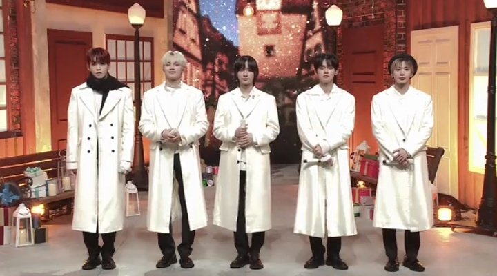 TXTUNOFFlClAL's tweet photo. TXT performing ITO for the first time in national jpn tv wearing these fits, this is perfect omg https://t.co/aiEq15JYOn