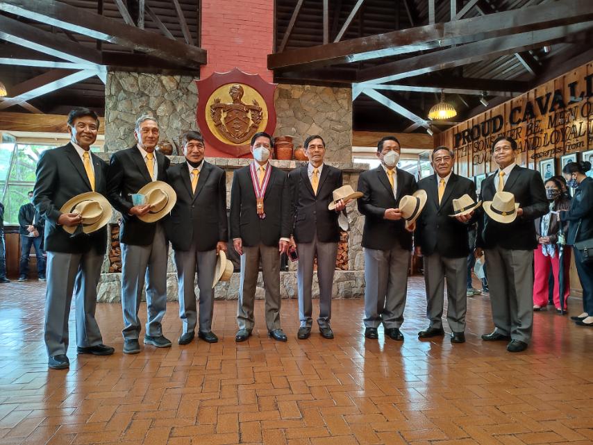 PartidoReporma's tweet photo. Nagkita at nakapag usap-usap sina @iampinglacson at ang mga kapwa niya Cavaliers ng PMA Matatag Class of 1971 sa Philippine Military Academy ngayong umaga.
#LacsonSotto2022
#PartidoReporma https://t.co/YFefFYqr0l
