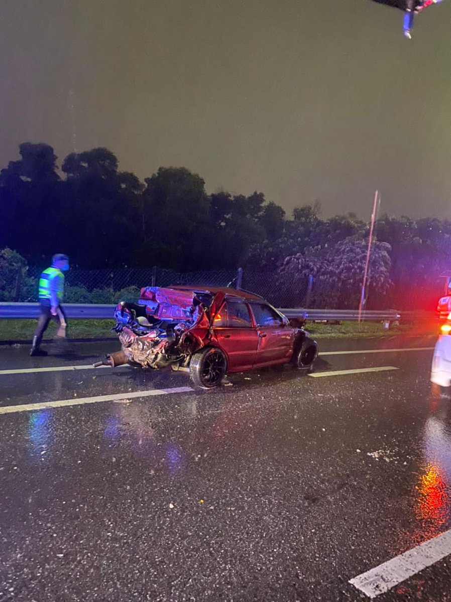 bernamadotcom's tweet photo. 10 maut dalam kemalangan tiga kereta dan sebuah treler di R&amp;R USJ Lebuhraya ELITE, awal pagi ini - Bomba Selangor

📸 Bomba Selangor https://t.co/dLYid9b0Ia