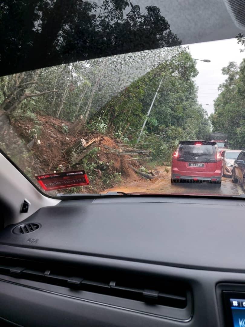 SenawangTV's tweet photo. INFO TERKINI

Mohon waghih semua berhati-hati, kejadian tanah runtuh telah berlaku dilaluan kuari sebelum Sg. Gadut, Jalan Tampin.

Sila guna laluan alternative, jem teruk.

📍 Sg. Gadut, Jalan Tampin https://t.co/qJKhnlSgs9