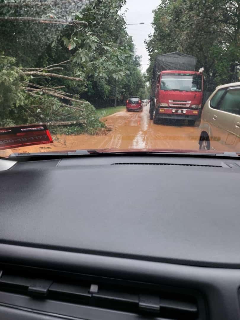 SenawangTV's tweet photo. INFO TERKINI

Mohon waghih semua berhati-hati, kejadian tanah runtuh telah berlaku dilaluan kuari sebelum Sg. Gadut, Jalan Tampin.

Sila guna laluan alternative, jem teruk.

📍 Sg. Gadut, Jalan Tampin https://t.co/qJKhnlSgs9