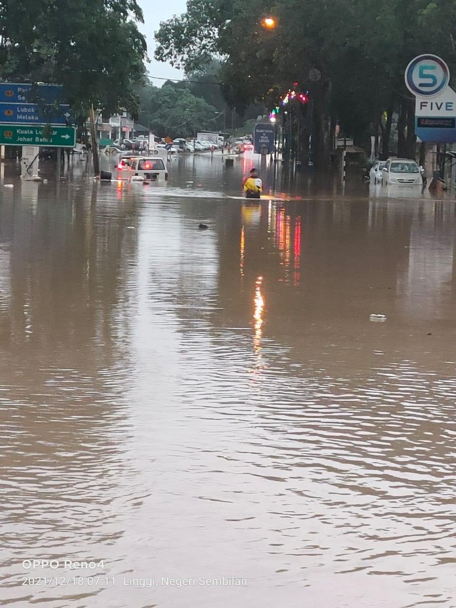 SenawangTV's tweet photo. INFO TERKINI

Kejadian banjir di Port Dickson melibatkan Pekan Linggi, Kg. Tampin Linggi, Pekan Linggi, Kg. Linggi &amp; Kg. Permatang Pasir.

📍Kawasan sekitar Port Dickson https://t.co/NzQ5Z4aJbZ