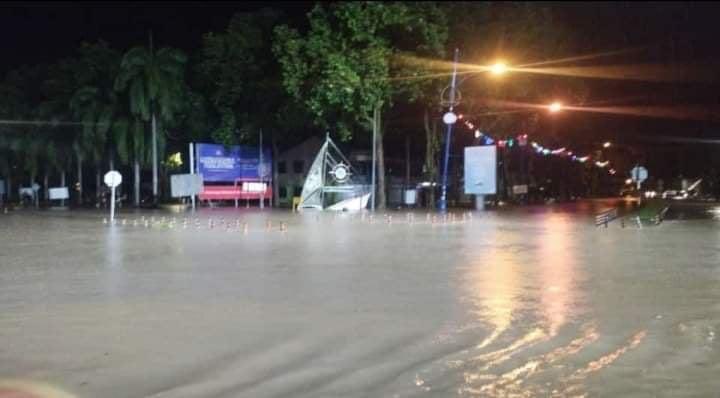 SenawangTV's tweet photo. INFO TERKINI

Kejadian banjir di Port Dickson melibatkan Pekan Linggi, Kg. Tampin Linggi, Pekan Linggi, Kg. Linggi &amp; Kg. Permatang Pasir.

📍Kawasan sekitar Port Dickson https://t.co/NzQ5Z4aJbZ