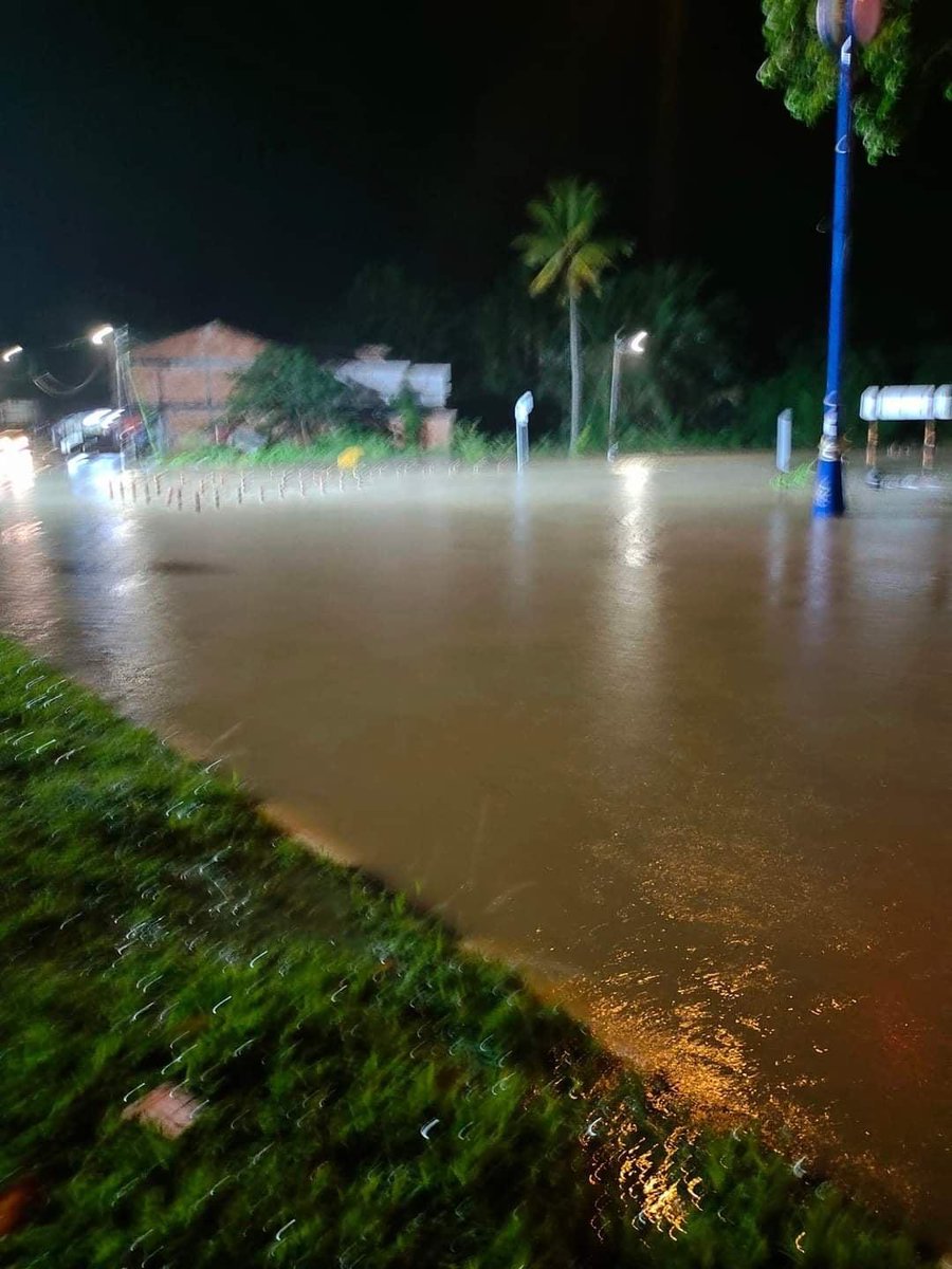 SenawangTV's tweet photo. INFO TERKINI

Kejadian banjir di Port Dickson melibatkan Pekan Linggi, Kg. Tampin Linggi, Pekan Linggi, Kg. Linggi &amp; Kg. Permatang Pasir.

📍Kawasan sekitar Port Dickson https://t.co/NzQ5Z4aJbZ