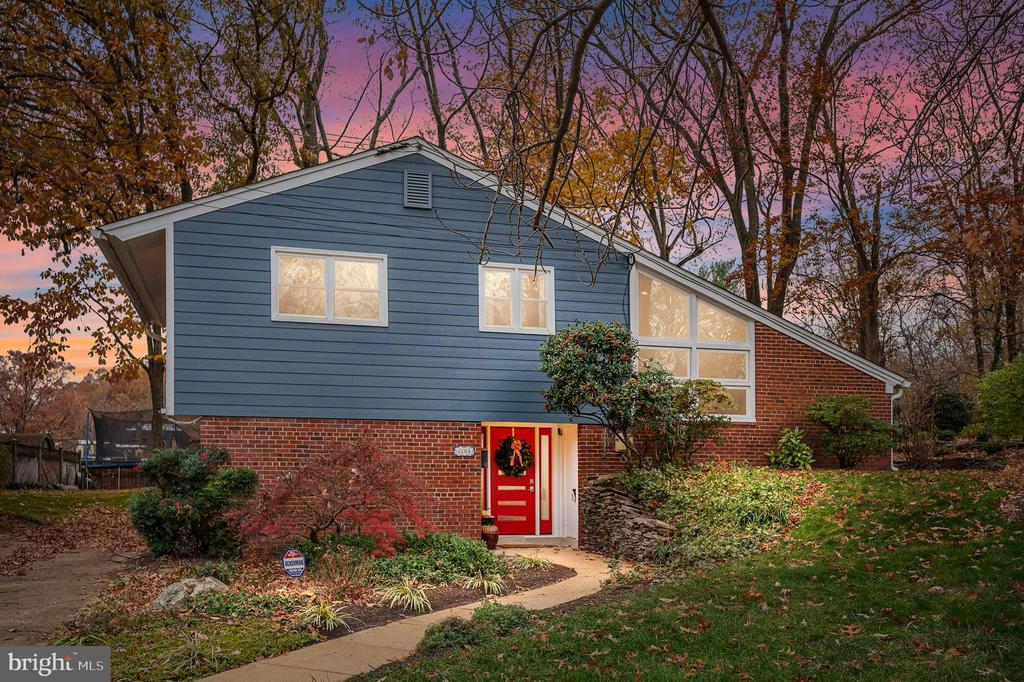 BarbWilley's tweet photo. Ready for a change? This 3 BD/ 2 BA in Alexandria won't be on the market long.  https://t.co/ig6BQS8mlN  [For sale] https://t.co/8CDBRRc7ot