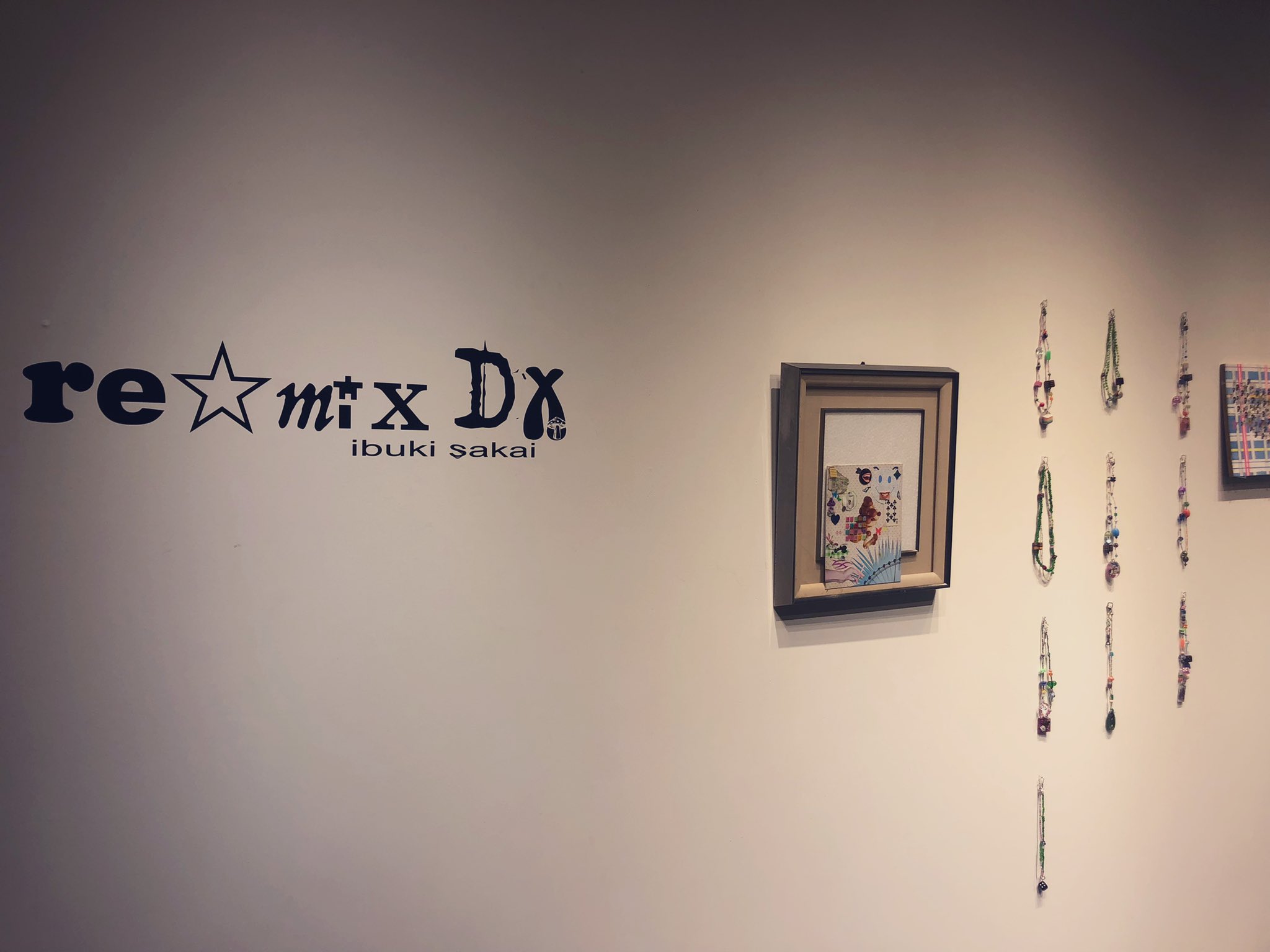 ターナー色彩 公式 酒井いぶきさんの展示を観に原宿ブックマークさんへ ブックマークはマークジェイコブスが運営する本屋さん いつものコラージュ作品の他にもアクセサリーや立体作品もあって可愛いが溢れてた 酒井さんの作品はコラージュの