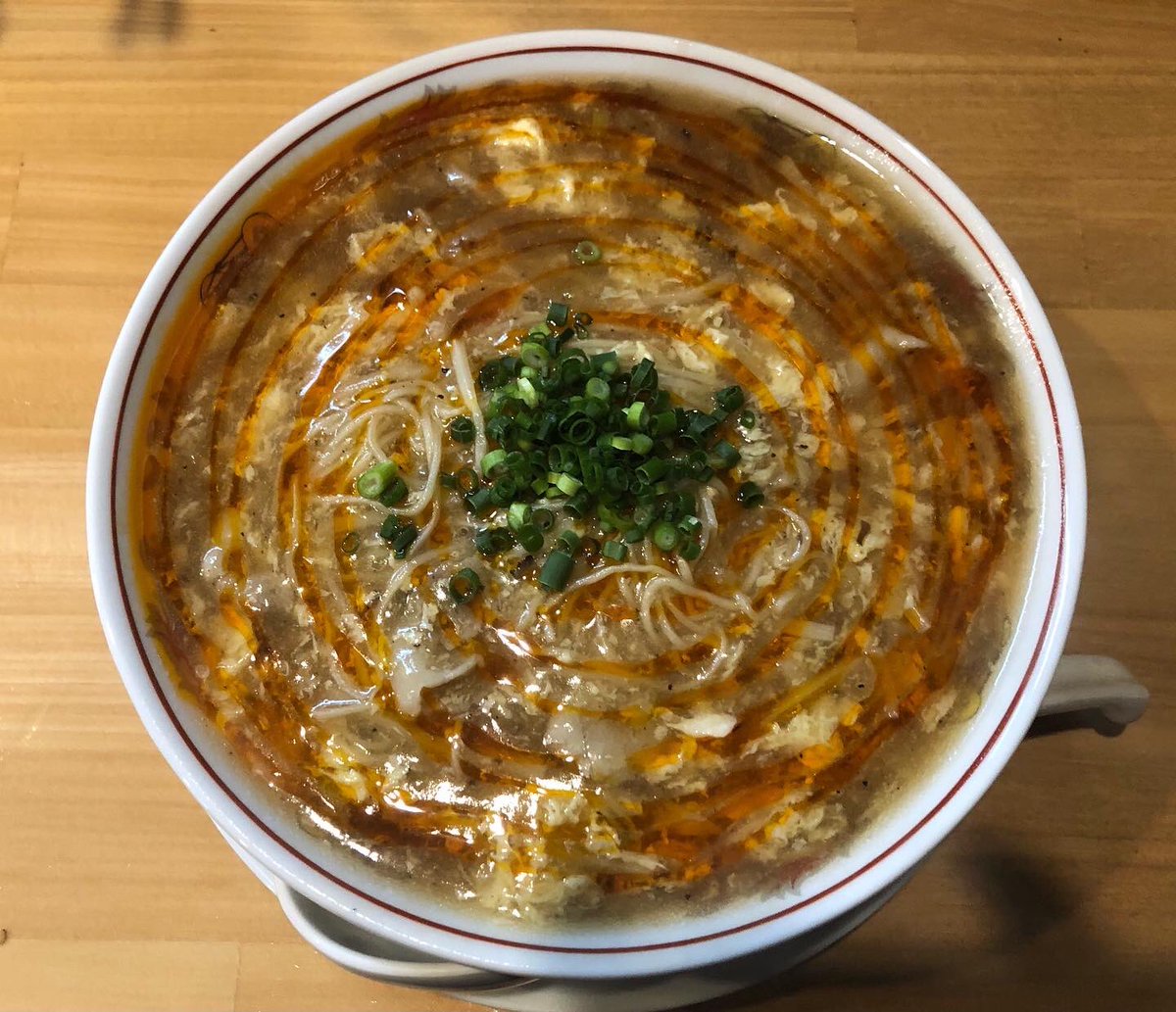 【朱拉】博多区神屋町の【麺酒場朱拉（しゅら）」で「酸辣湯麺」を頂きました。今まで食べた酸辣湯麺の中で一番好みでした。スープと麺も合っていました。見た目もインスタ映えしますね。