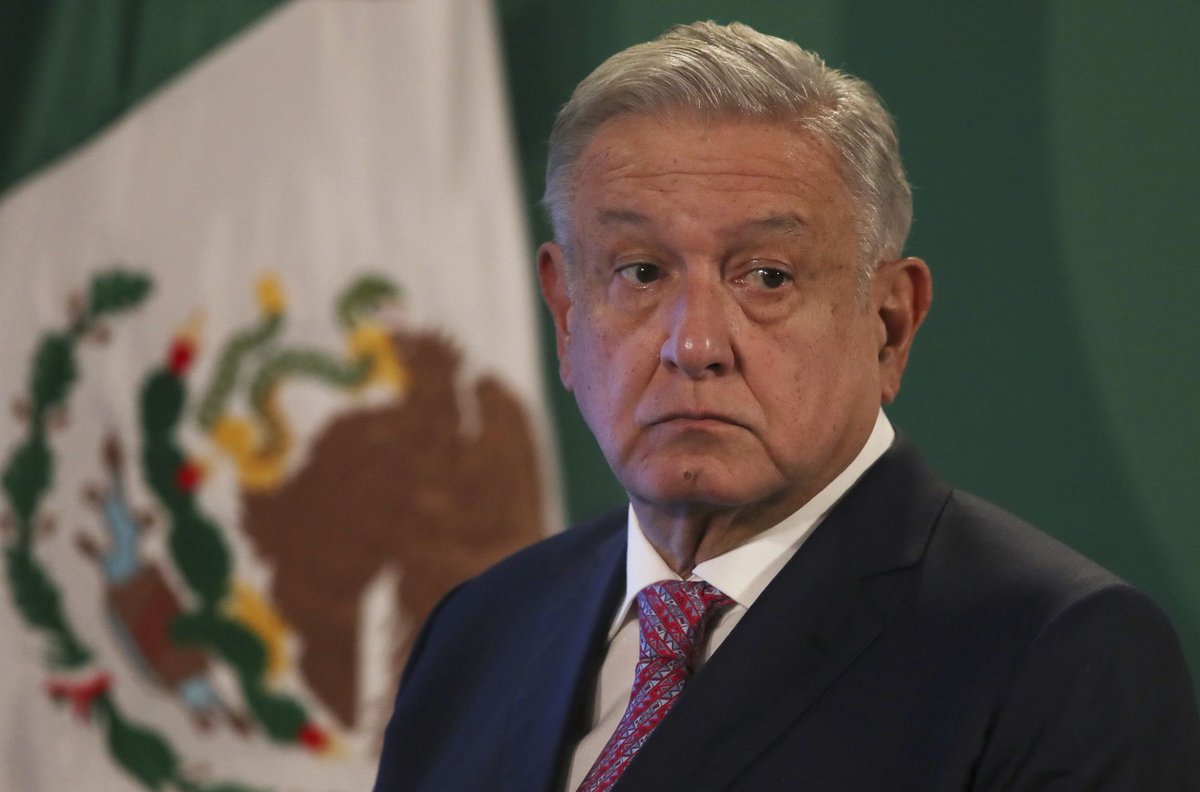 TereValeMX's tweet photo. No comprendo, si el presidente tiene más del 60% de aprobación y el pueblo bueno y sabio lo adora, para que necesita la revocación de mandato. Será que ya no quiere o puede seguir gobernando? Necesita una excusa para salir del desastre que ha armado en México? https://t.co/2Q6Vejt2TY
