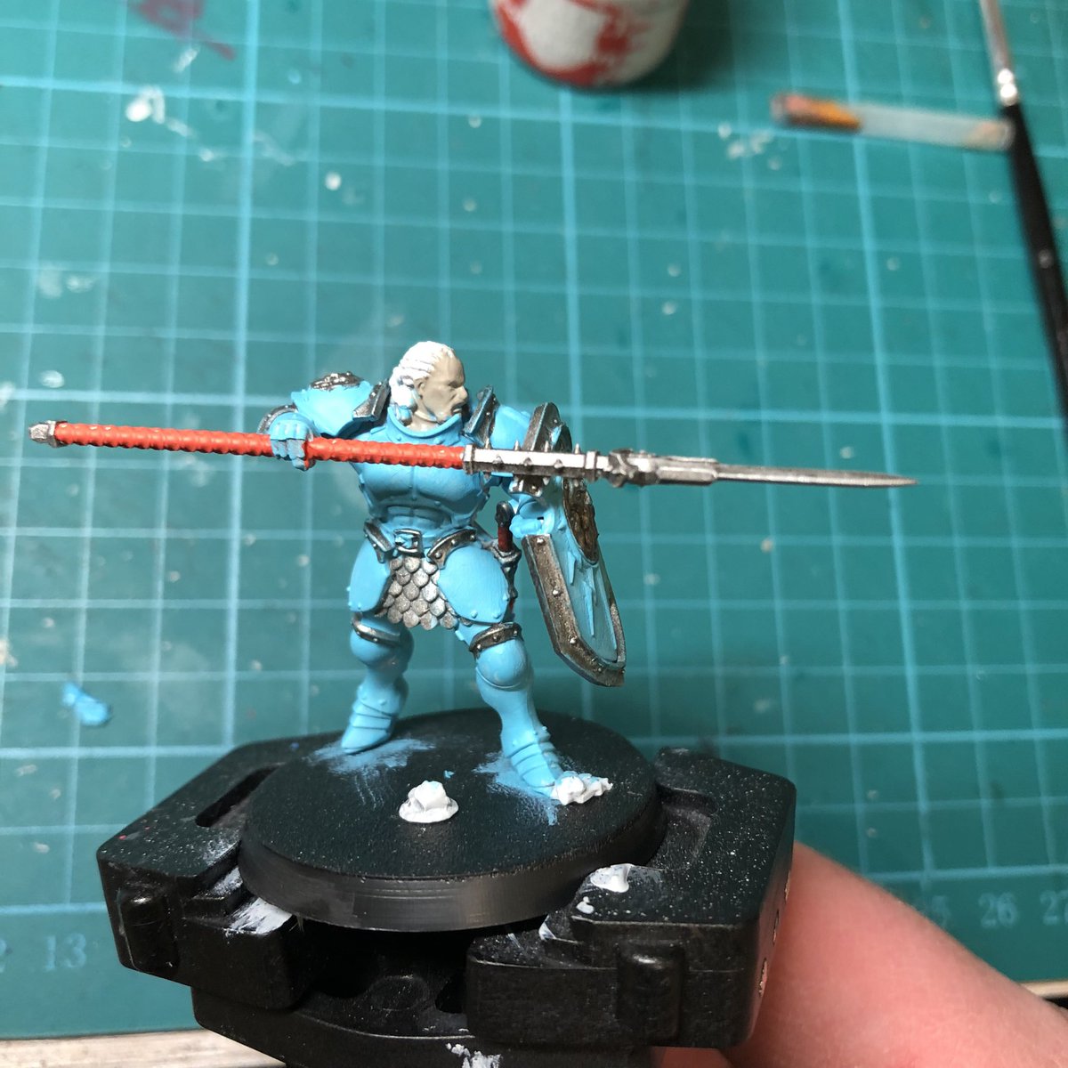 cra1gwt's tweet photo. Painting #Stormcasts up as #AnvilsoftheHeldenhammer I like to add a spectral blue colour to the black armour, but I’m no good at edge highlights. Solution? Base coat in Baharroth Blue, then two coats of Black Templar. Really easy &amp; gives a great effect! #PaintingWarhammer https://t.co/2tPlZWrHin