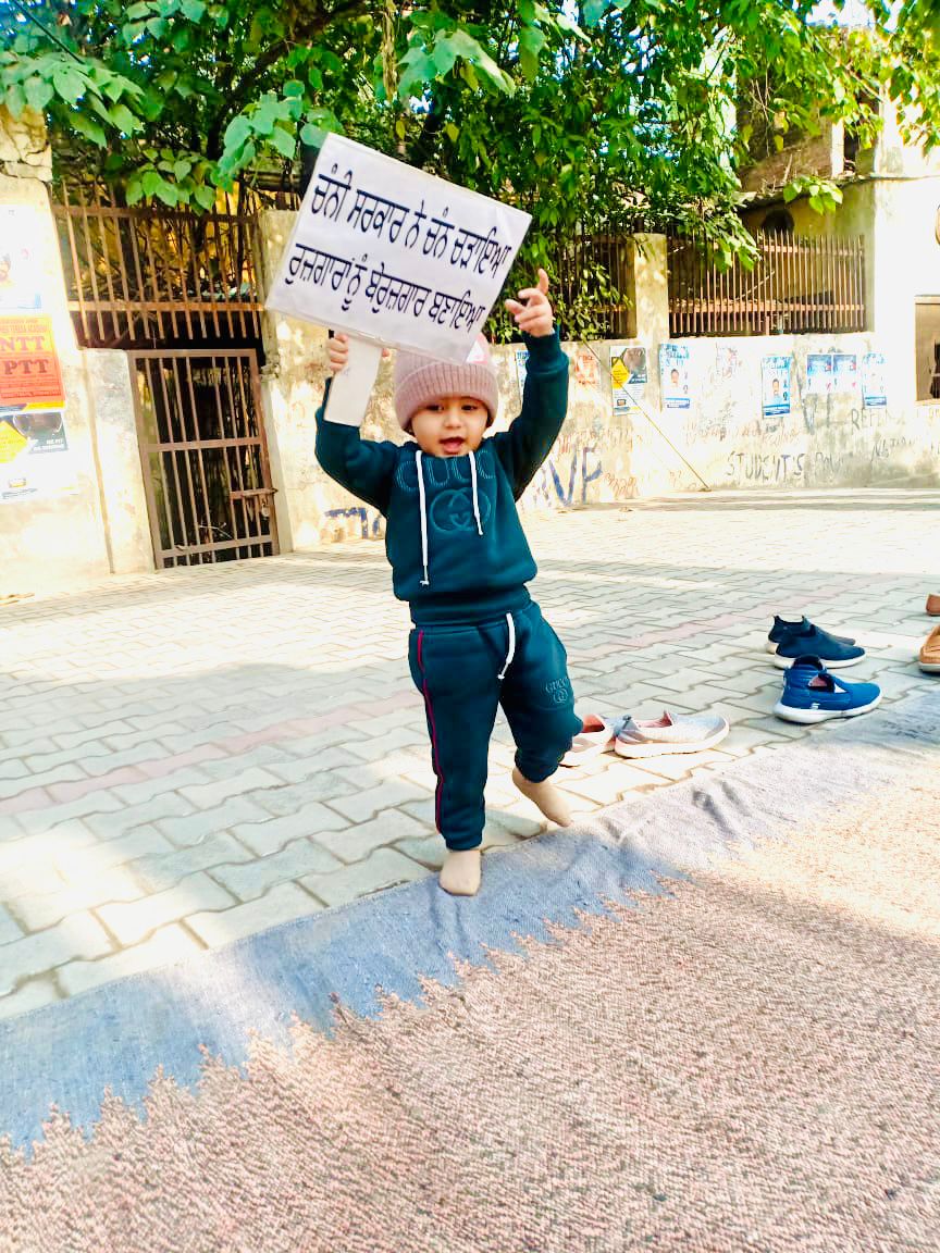soniagndu11's tweet photo. #SAVEGUESTFACULTYPUNJAB 
#justice_for_guest_faculty_Job_and_Family
#GHAR_GHAR_BEROZGAR 
#priyankagandhi
#sherryontopp
#abpMajhatv
#ptcnews
#ndtv
#JagbaniOnline
#Dailypostpnbi
#PargatSOfficial
#kuljitnagra1
#CHARANJITCHANNI
#CMOPb
#ravishndtv https://t.co/8HmiFhO3kf