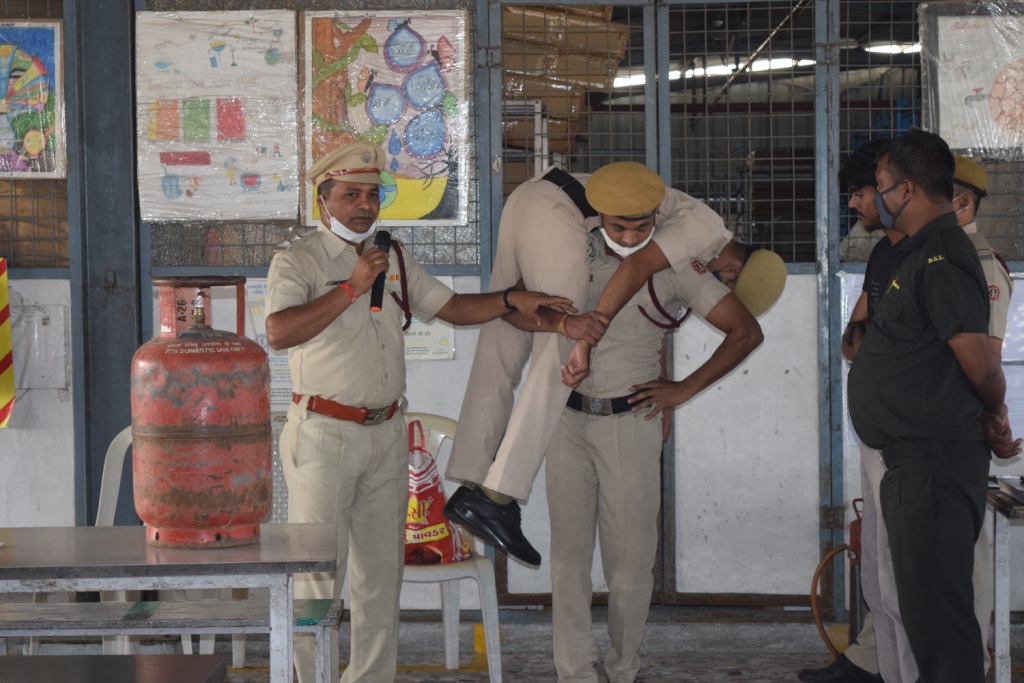 DamanFire's tweet photo. Organized a Basic Fire Safety Awareness Training program/ Demonstration at  M/s. Banswara Garments, Unit - II, Kadaiya, Nani Daman on 17/12/2021 to create awareness in case of any emergency at the time of fire incident amongst Industrial Worker/staff.
#firesafety  @CollectorDaman https://t.co/NrKjQZr9pL