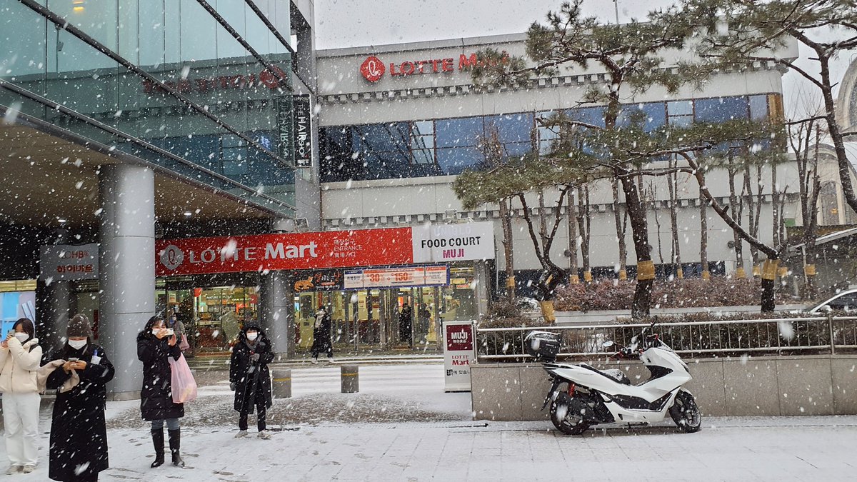 seoulnavii's tweet photo. 【ほっとソウル】
ソウルに初雪が降りました。思いのほか大雪になり、みな大はしゃぎ！
https://t.co/2tH3SXl8FR
国鉄ソウル駅にて
#韓国　#ソウル　#ソウル駅　#大雪 https://t.co/10tCPamJuw