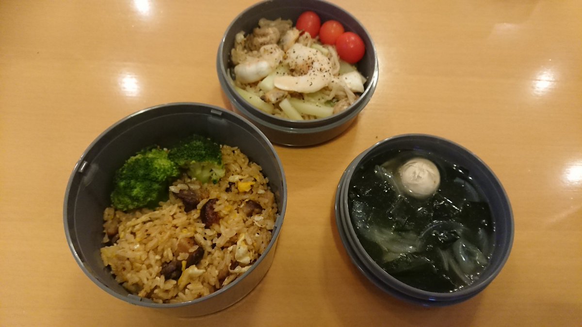 息子さん、塾で自主勉らしいので夜は弁当🍱✨ チャーハン弁当です💪 海鮮塩炒めと中華スープと共に… がんばれ受験生～～😄