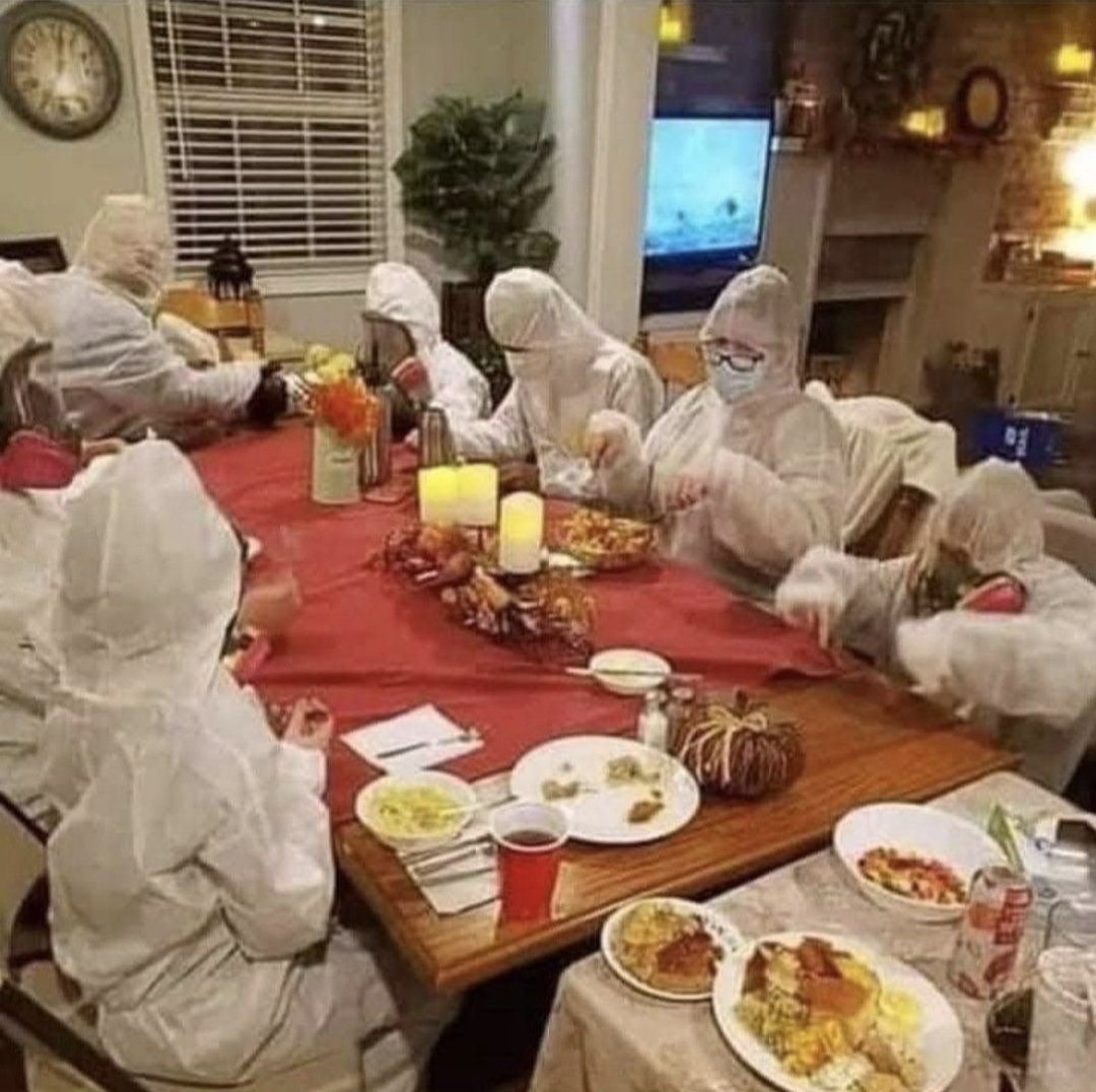 RobertoDeNiroh's tweet image. Los residentes quedando a cenar a escondidas en una casa rural