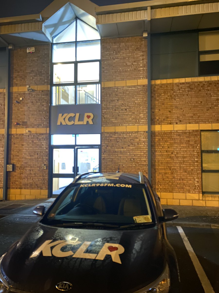 esuohedarap's tweet image. Rocking up to @kclr96fm for the last @BottomLineKCLR of 2021. What a year it’s been! We’ll be looking back and looking forward with guests including @JimPowerEcon and @duncretail And we’ll have a message for all those finding the going tough during these latest challenging days.